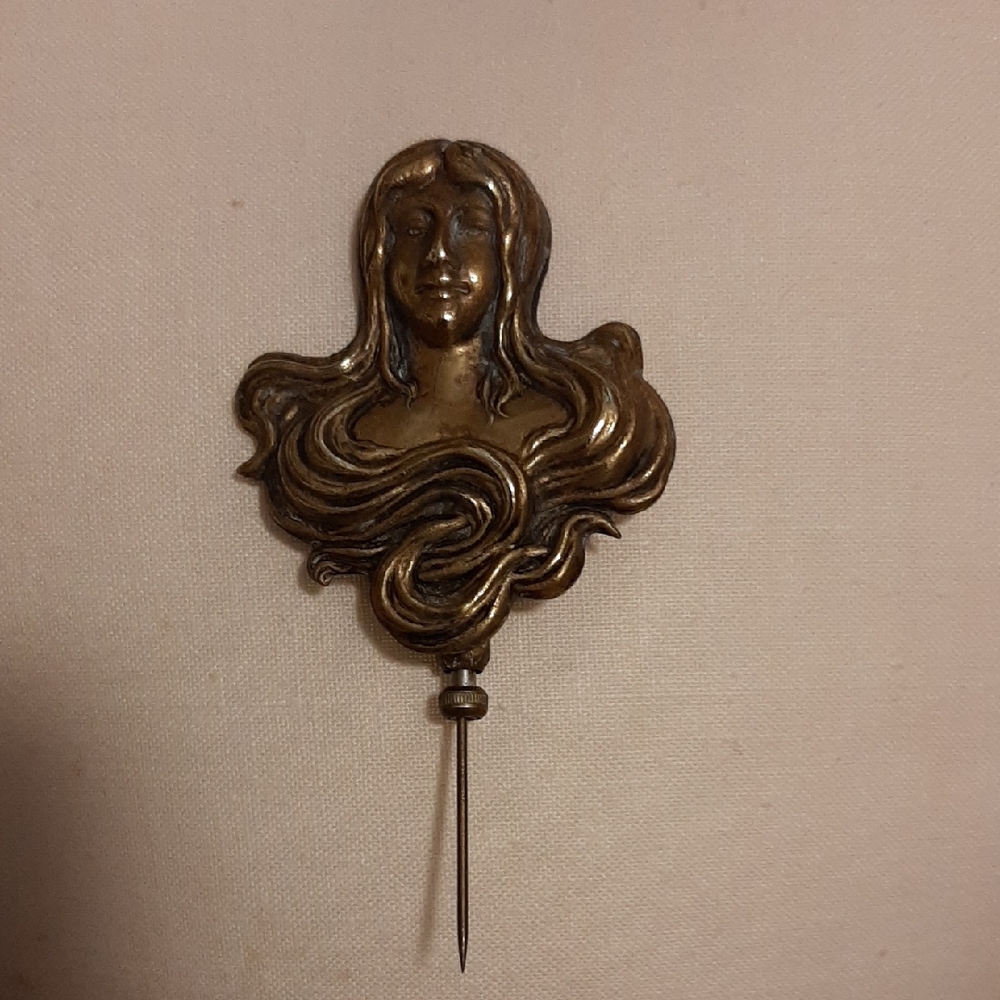 Elegant Gold Brooch Pin